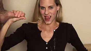 Blonda maseaza penisul pana cand sperma curge pe buzele si chipul fetei