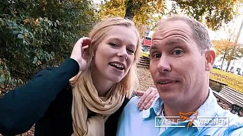 Nu are rabdare si ea incepe sa suga pula pe strada