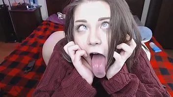 Tanara cu ochelari care face sex cu jucarii sexuale